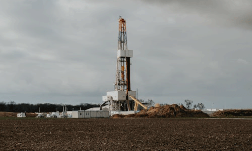 Image of an oil drilling rig.